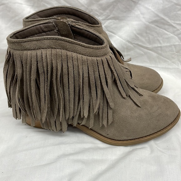 Soda faux leather fringed low top booties ladies sz 7.5 - Picture 3 of 7